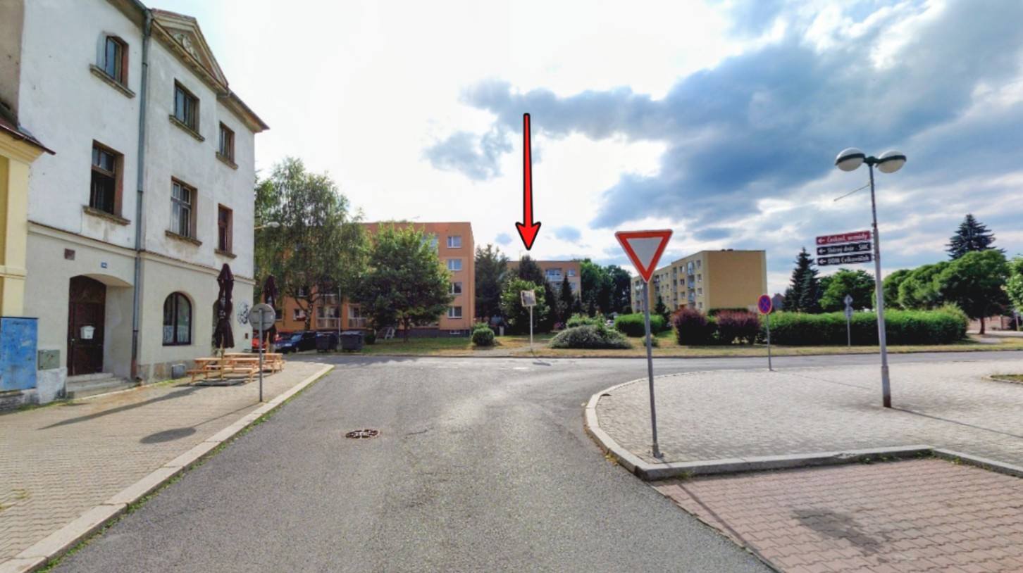 Tady, kde dnes máme zrcadlo u výjezdu u Radnice, stávala tato pekárna