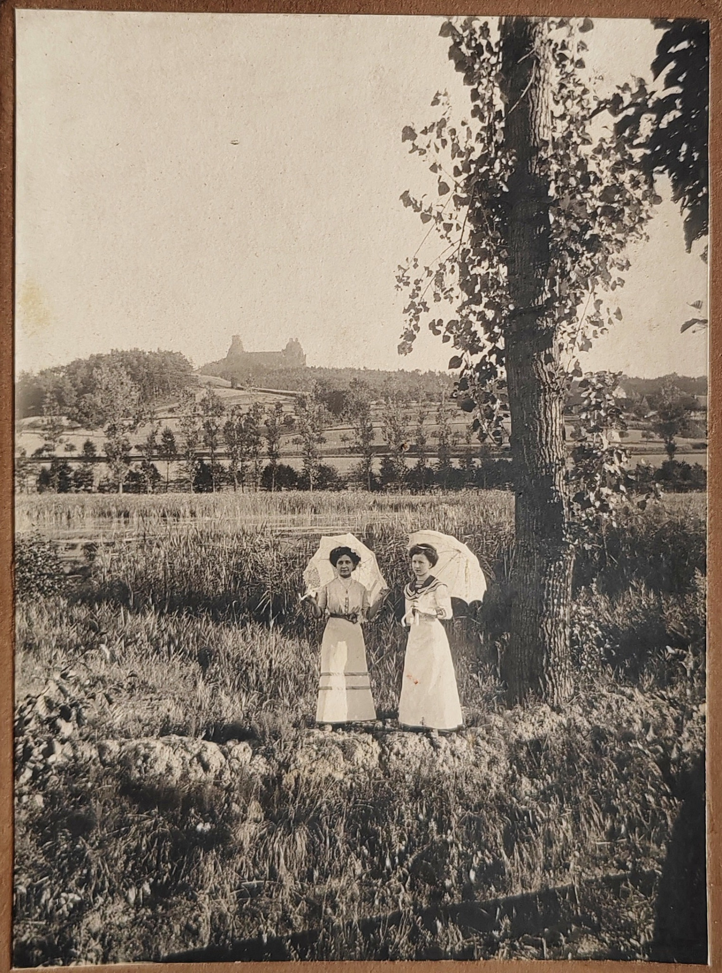 Dámy na kabinetce z roku 1899 s Troskami (archiv Zdeněk Zeman)