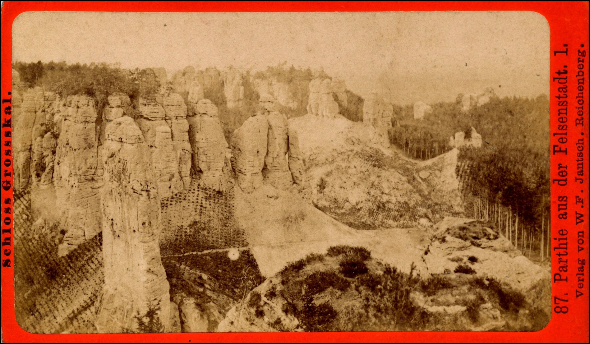 Jedna z nejstarších fotografií Skaláku. Vizitka od Wenzela Ferdinanda Jantsche, 1860 -1870. Kolem Kapelníka se sázejí stromky a výletníci směli jen k tabuli KONEC SVĚTA (archiv Zdeněk Zeman)