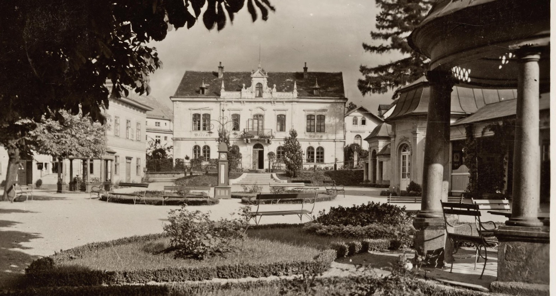  Na kolonádě kolem roku 1932 Zdroj: https://www.gda.bayern.de/...