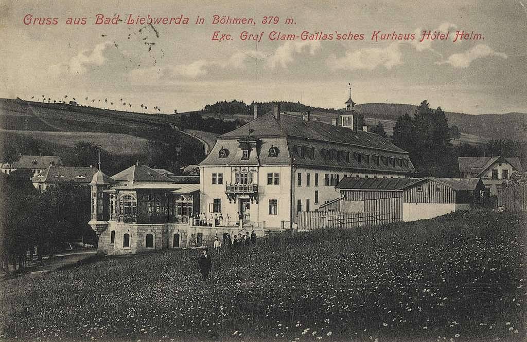 „Pozdrav z Lázní Libverda v Čechách, 379 m n. m. Lázeňský dům Jeho Excelence hraběte Clam-Gallase, hotel Helm.“ Zdroj: https://www.zvab.com/.../Ansichtskarte-Bad...