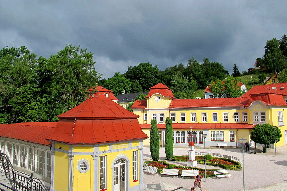  Kolonáda patřila k typickým architektonickým prvkům evropských lázní. V Libverdě sloužila lázeňským hostům k promenádám a společenským setkáním během lázeňské sezóny. Zdroj: https://1gr.cz/.../cl8h/HIG8010e0_Libereck_Libverda111.jpg