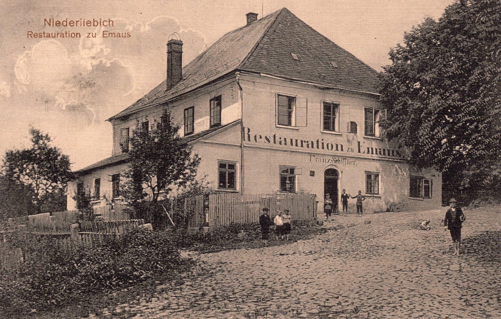 druhý Schiffnerův hostinec v Dolní Libchavě. Nalézal se v levotočivé zatáčce, ve svahu, směrem na Libchavu, dnes je na jeho místě vilka. Jmenoval se Emauzy a byl včetně toho prvního hostince v provozu ještě v období mezi válkami. (archiv Českolipské obrázky)