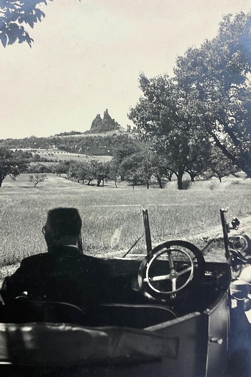 Tatrovkou na Trosky, kromě tohoto popisu nic bližšího k této fotografii není známo. Zakoupeno ve Francii. (archiv Zdeněk Zeman)