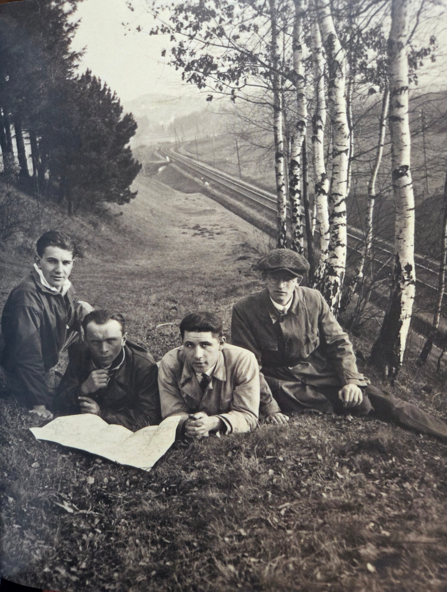 Autor neuveden. Wurbs (zcela vpravo) s přáteli u železničních kolejí do Frýdlantu, vzadu vidět silueta zámku. Dvacátá léta 20. stol. Městské muzeum Frýdlant. Ev. č. 649 (archiv SM v Liberci)
