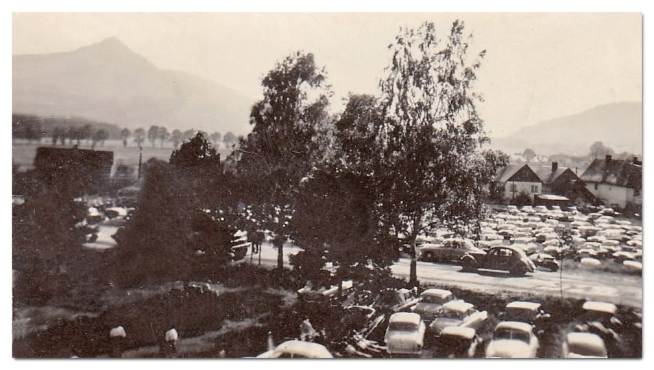 Letní sezóna 1963 - foceno od  Hotelu u Jezera - směr budova UD (archiv Miroslav Macák)