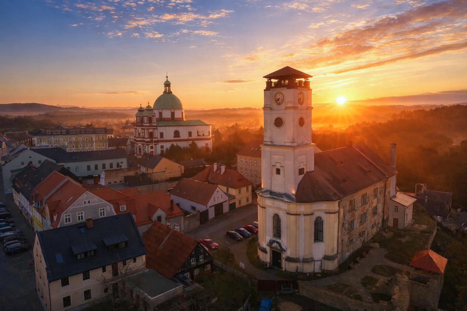 Jablonné v Podještědí ... Pivovarská věž a dominanta Podještědí - bazilika minor sv. Vavřince a sv. Zdislavy. (foto Matyáš Gál 6.4.2026)