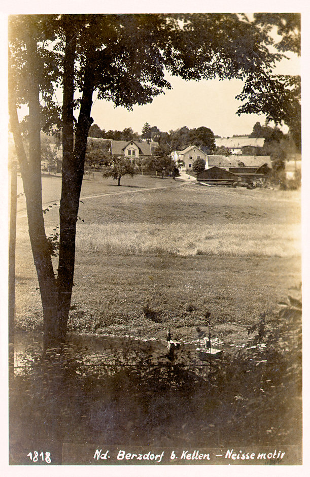 Dolní Suchá Tato meziválečná pohlednice zachycuje domky, stojící v dolní části vsi nedaleko Nisy. Pohlednice ze sbírky Jiřího Rosola.