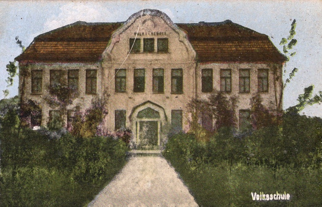 Dolní Libchava potřetí a protentokrát naposledy. Namísto hospod bude dnes škola. Na pohlednici budova školy kolem roku 1910, po přestavbě budovy v roce 1909. Věžička se dostavěla až později. V době největšího rozkvětu do ní chodilo až 160 dětí. (archiv Českolipské obrázky)