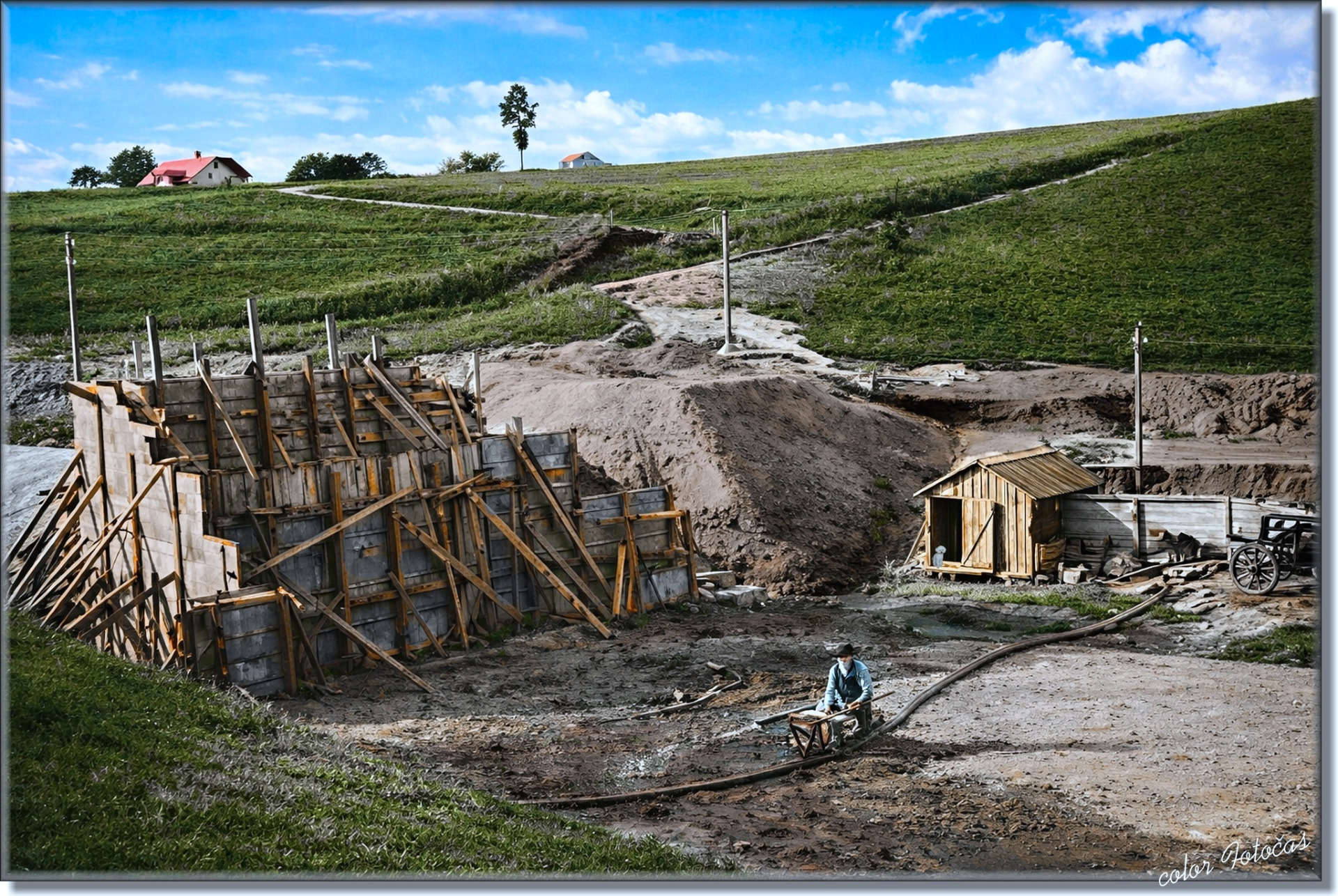 Počátky stavby jablonecké, mšenské přehrady, foto kolem roku 1906  Začátek stavby opěrné hráze mezi první a druhou přehradou, na pozadí cestička vedoucí k budoucím "tkzv. Břízkám".  color Fotočas