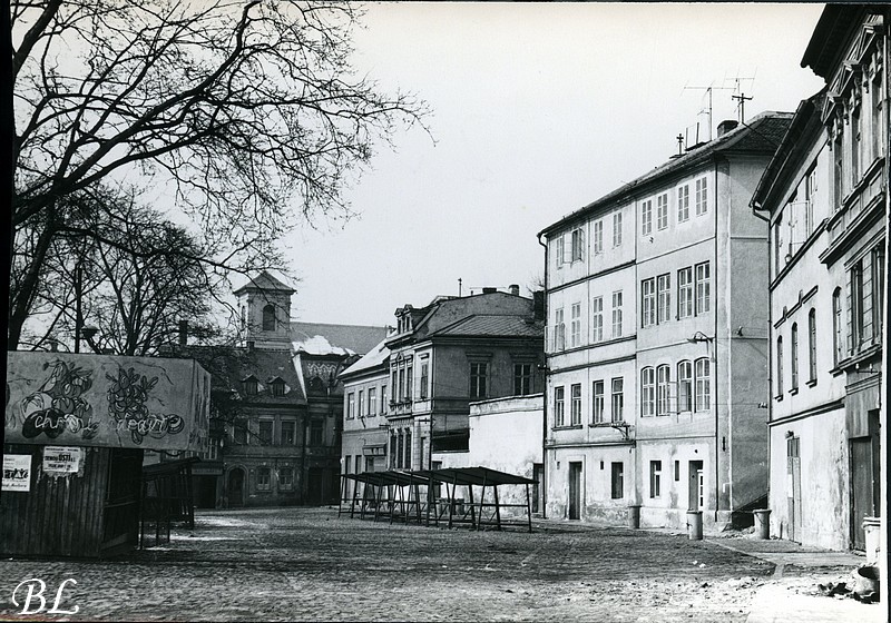 Škroupovo náměstí, i tak kdysi vypadalo, cca 70. léta. Ještě tam nestála zastřešená tržnice alias prodejna Ovoce-Zelenina. I popelnice před každým domem byl dobový kolorit. Tenkrát ještě většinou opravdu na popel. V současnosti prochází náměstí rekonstrukcí a věřím, že bude příjemným místem v centru města. (autor příspěvku Českolipské obrázky)