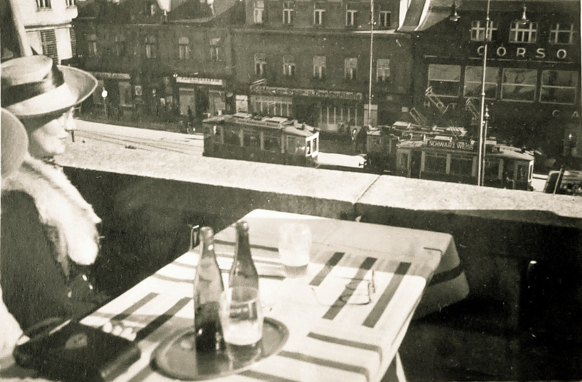 1940 ta kavárna s terasou byla hoch, ale ani restaurace v suterenu radnice nabyla špatná. Nebo jinak, radnice byla skvělý komplex. (komentář Jiří Mlejnek, archiv Jiří Peterka)