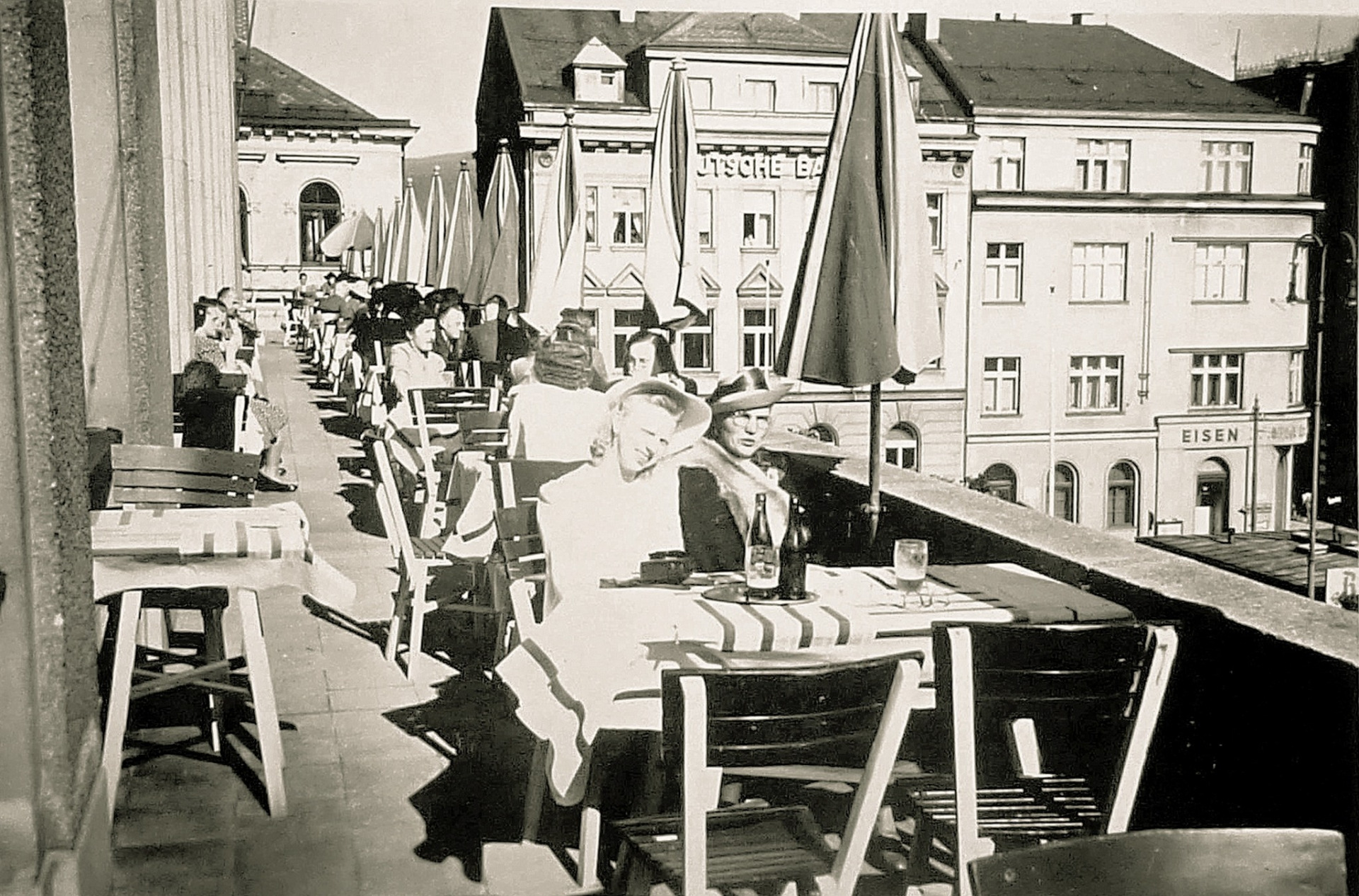 Terasa radniční kavárny.. (archiv J.Peterka)