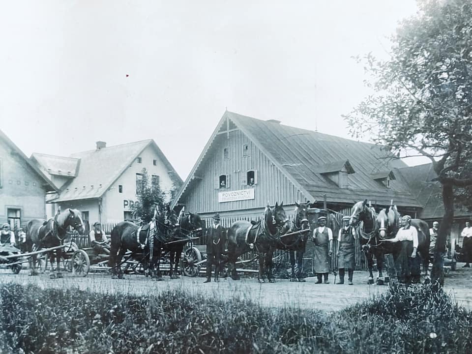 Povoznictví Františka Kvapila v Podmoklicích od roku 1920 ... v této době přes silnici od trafiky a kapličky sv. Gottharda k nádraží ještě mnoho nestálo , na učitelský dům a Masarykovu obecnou školu si museli počkat ještě jedenáct let ... svědčí o tom ten trávník z pohledu ...