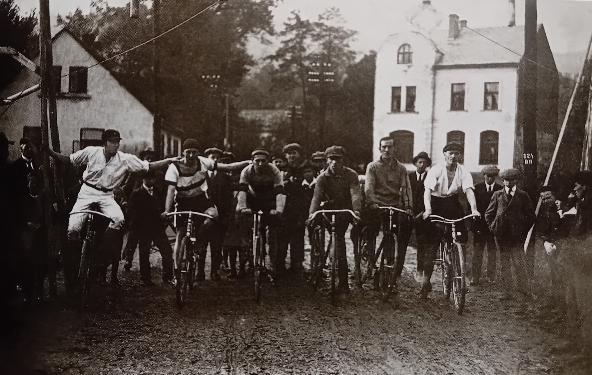 Ilustrační fotografie z roku 1930 k založenému Klubu českých velocipedistů v Semilech 1894 ... ( budova v pozadí je bývalé sklenářství v Podmoklicích ) ...