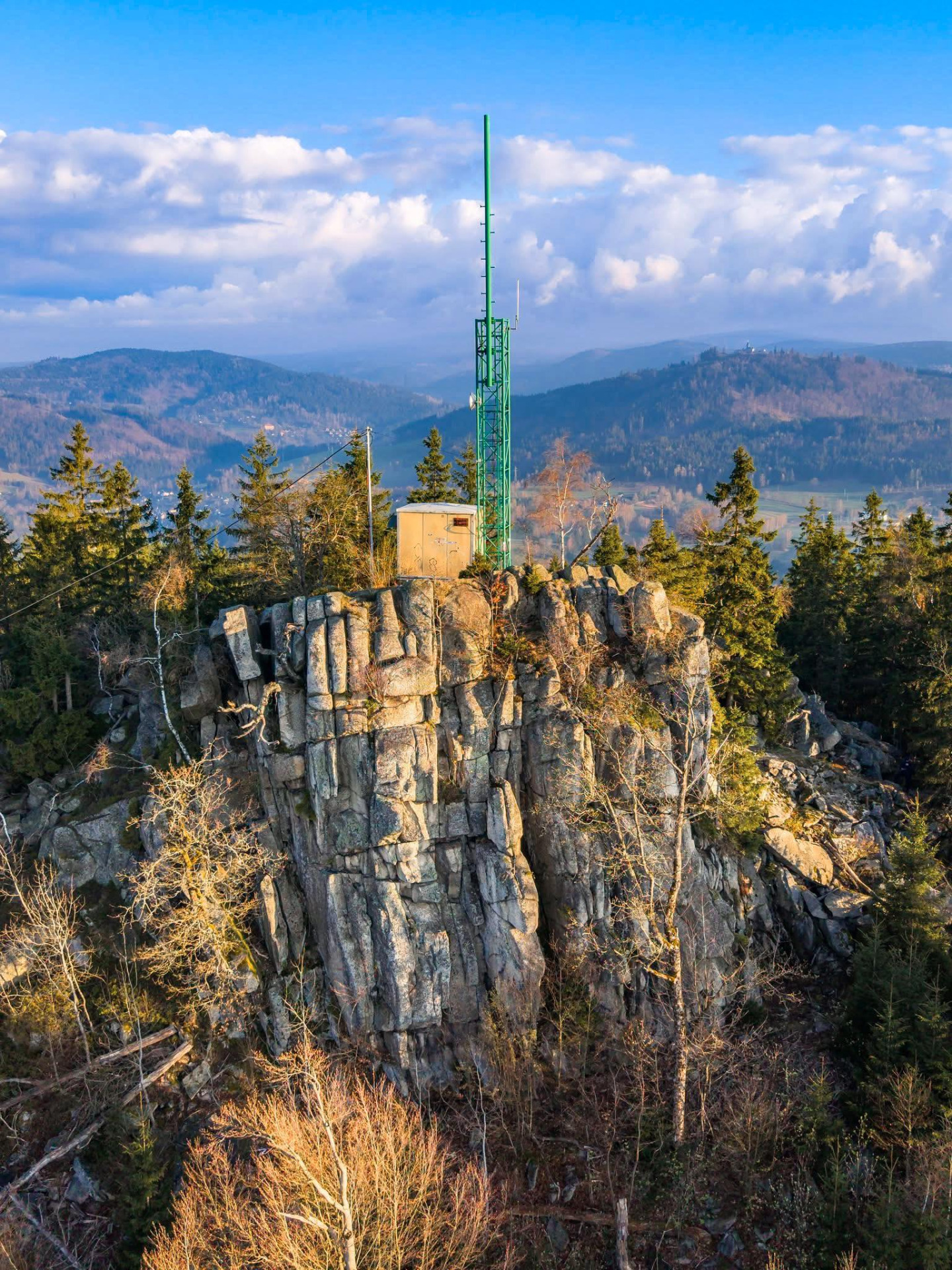JIZERSKÉ HORY ... Muchov ( 787m n. m. ) ... místo, kde podle legendy, sídlí duch Jizerských hor MUHU. Zjevuje se v podobě mlhy nebo staříka vystupujícího ze skal. Jediný stařík s mlhavou pamětí, který tu byl dnes ráno k vidění jsem byl já. Víc nemuhu sloužit. (foto Matyáš Gál)