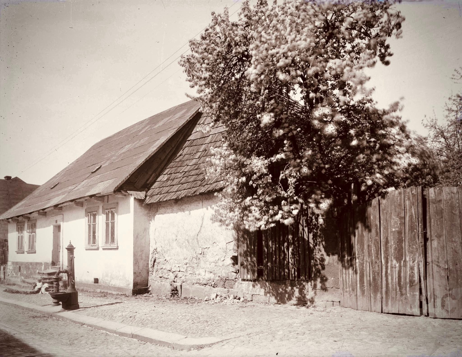 Ulice 5. května (dříve Riegrova ulice). Dům čp. 57 – dle majitelů nazýván Beranův. Dům s výrazným schodištěm před vstupem. K demolici byl doporučen v roce 1927. Před domem pumpa a hydrant. 20. léta 20. století Zdroj: Muzeum Českého ráje v Turnově