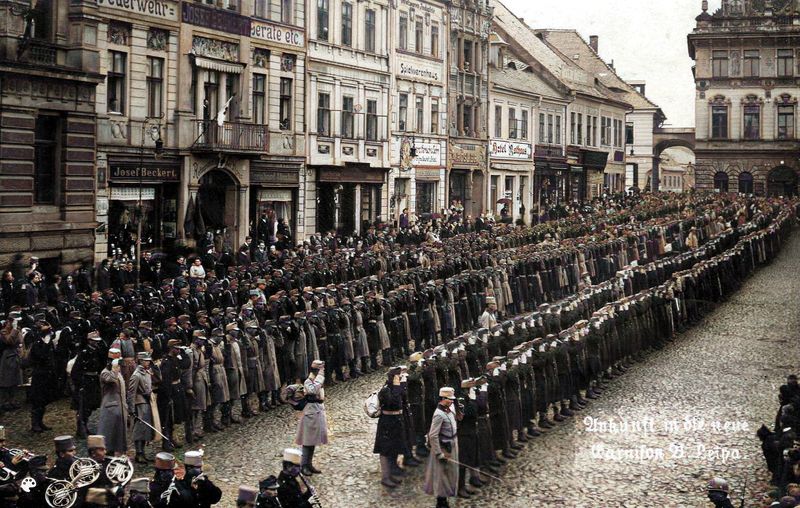 Před 111 lety, dne 22.4.1915 byl do České Lípy umístěn náhradní prapor pěšího pluku č. 18 z Hradce Králové o počtu 3 000 vojáků. Ubytováni byli ve školách, v hostincích a jiných městských budovách. Po výcviku odcházeli vojáci na frontu. Mezi prvními byl i pozdější slavný český spisovatel Karel Poláček. Na snímku jsou vojáci na náměstí, odkud se odebrali na nádraží a odjezd na frontu. (archiv Českolipské obrázky)