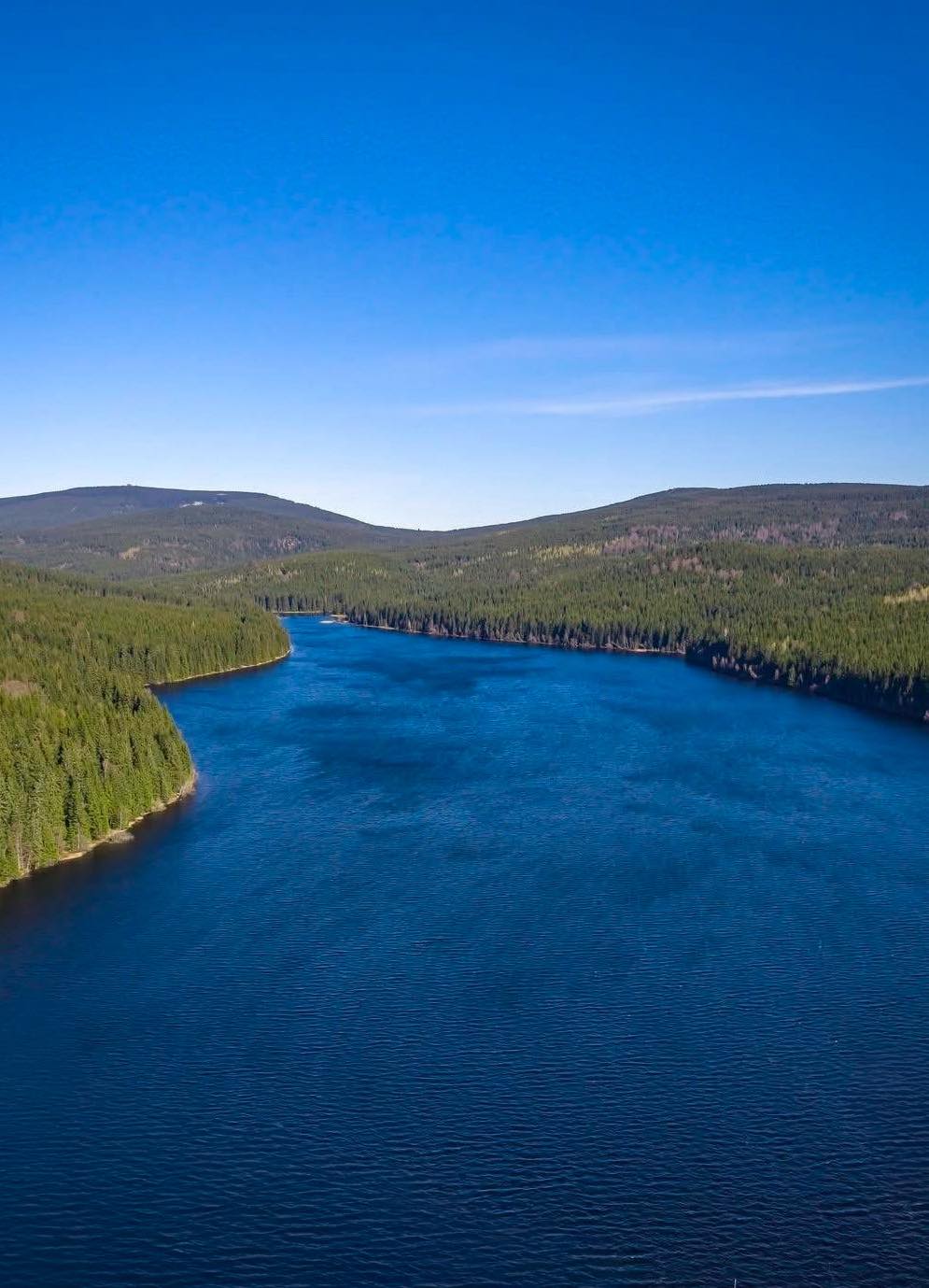 Mohlo by se i zdát, že jsem si odskočil do Skandinávie vyfotit jakýsi norský fjord, ale skutečnost se má tak, že na fotografii je jizerskohorský zdroj pitné vody, nejen pro Tanvaldsko, vodní nádrž Souš chcete-li německy Darre. (27.4.2026 Matyáš Gál)