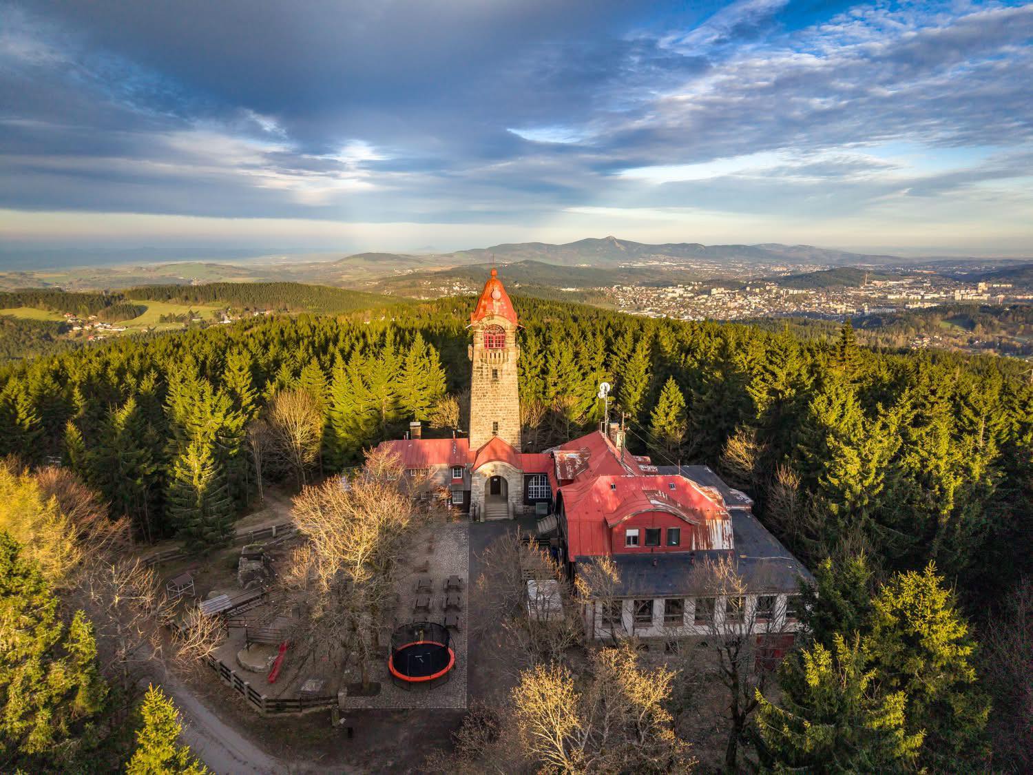 Černá studnice 872 m n. m. dnes ráno v měkkém světle po východu slunce. (23.4.2026 foto Matyáš Gál)