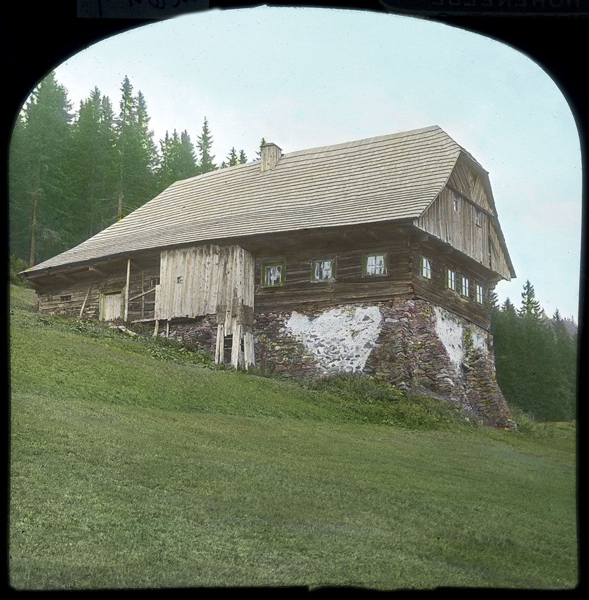Kolorovaný diapozitiv nové Kotelské boudy od vrchlabského fotografa Wenzela Pfohla, mezi 1905-1910 Ze sbírky Krkonošského muzea ve Vrchlabí