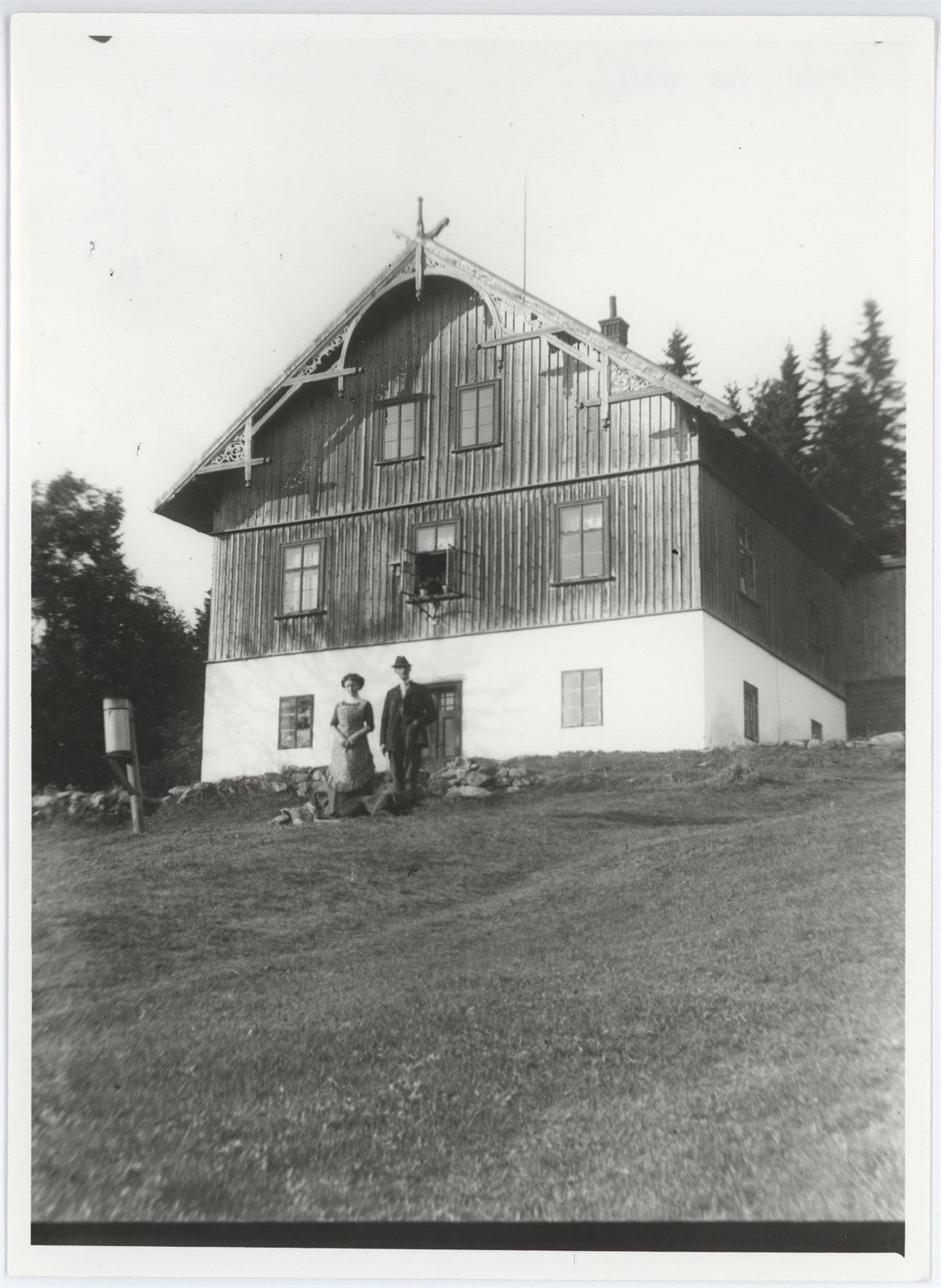 Dobová fotografie z počátku 20. století, na které je zachycena vyhořelá Kotelská bouda. Autor: archiv KRNAPu