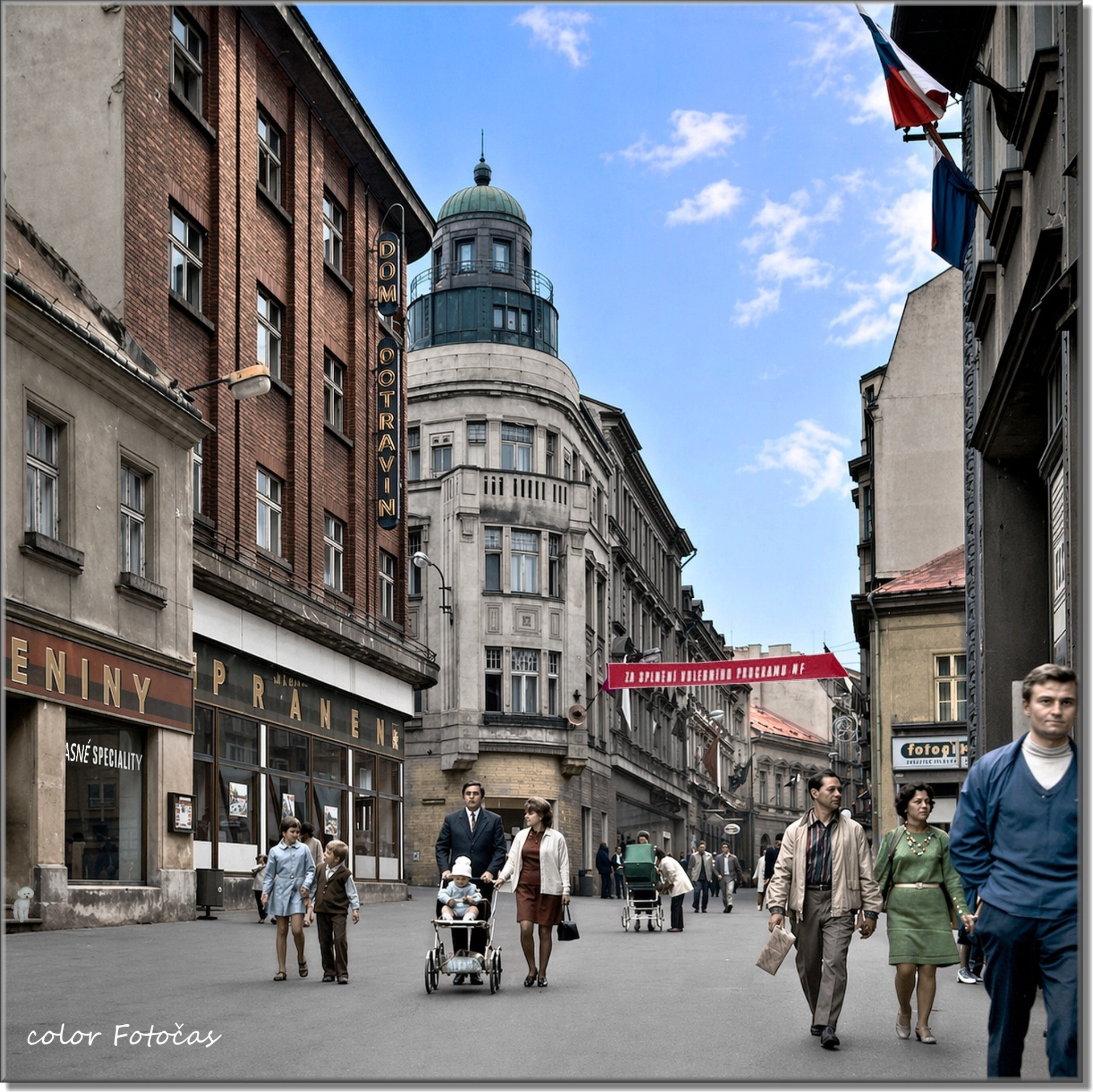 Jablonecká ulice Komenského v roce 1972, u "Gastráče". 🙂  color Fotočas