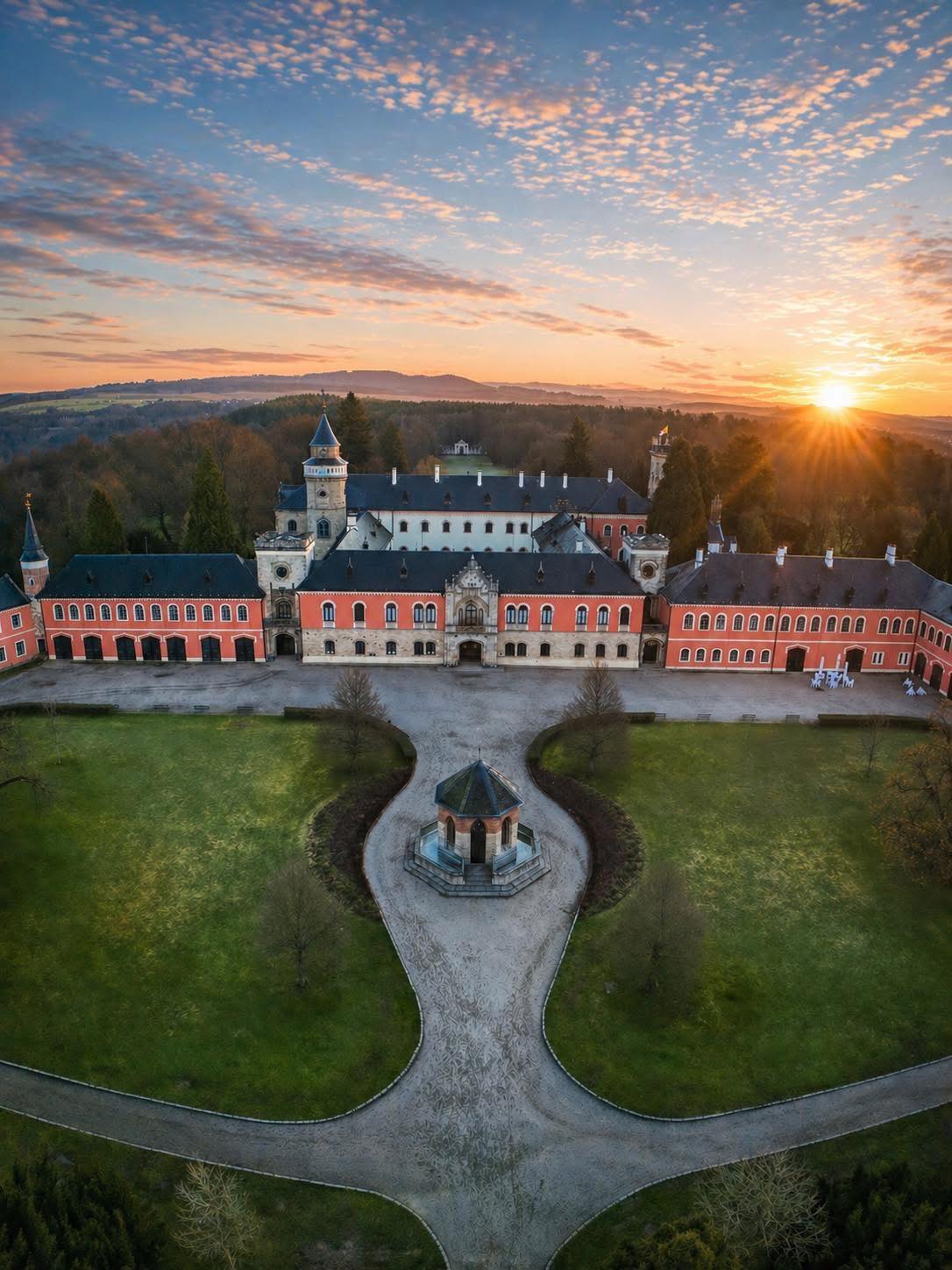 Pro milovníky pohádek a romantických zámků. ➡️ pýcha rodu Rohanů zámek Sychrov (foto Matyáš Gál)