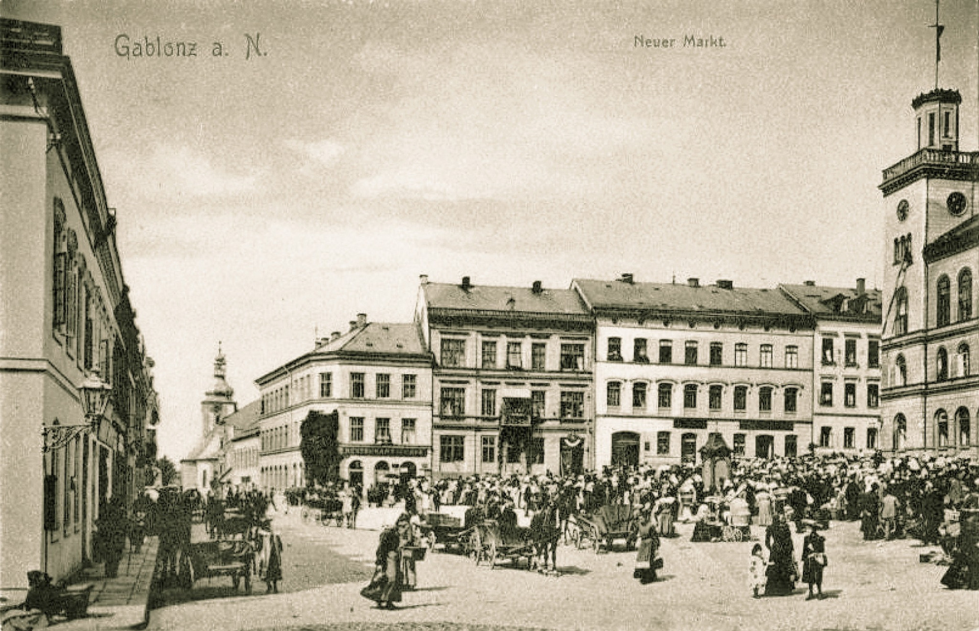 Trhy na Dolním náměstí na počátku minulého století. (archiv J.Peterka)