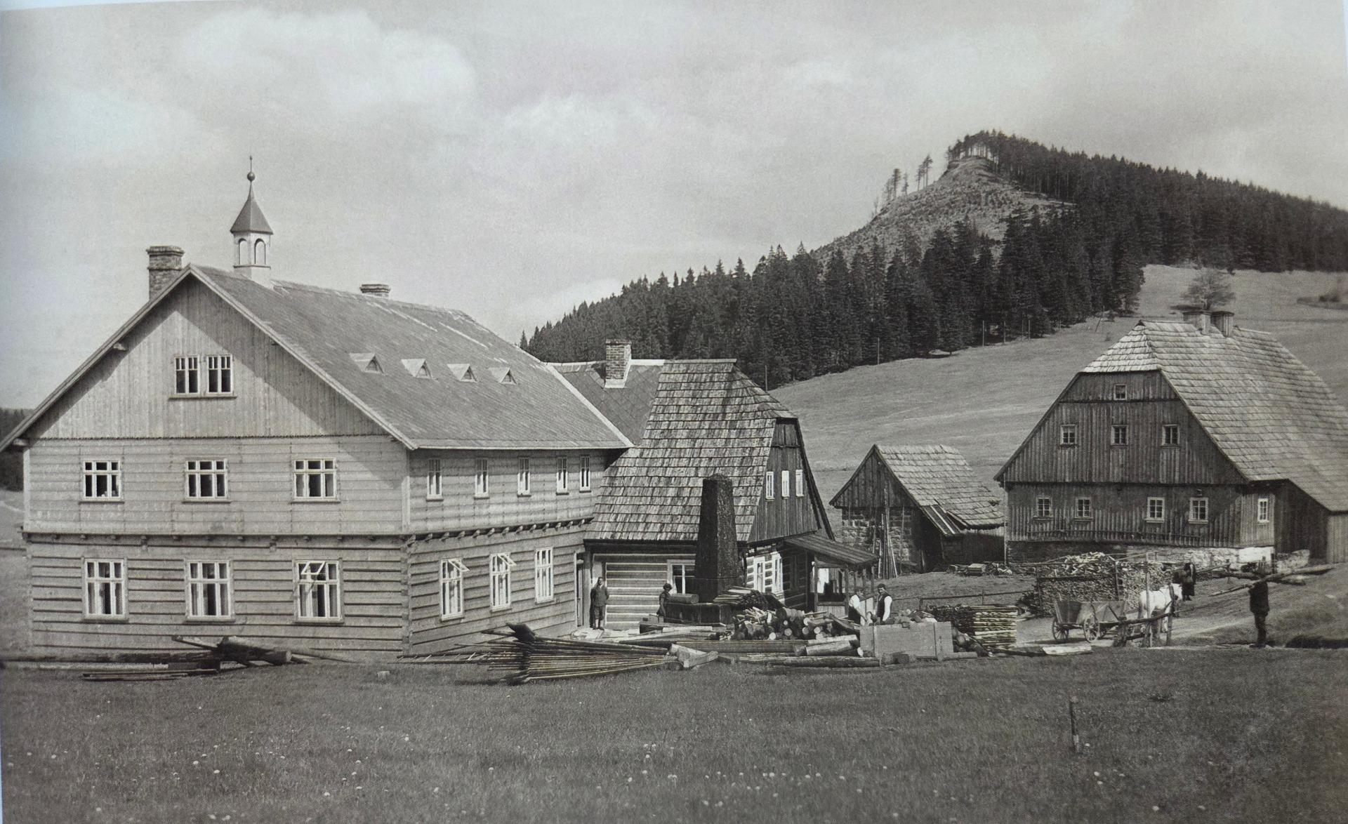 V roce 1927 bylo k hostinci Pyramida přistavěno křídlo (Zdroj: Tři iseriny - Miloslav Nevrlý, Jan Pikous, Otokar Simm, 2006)