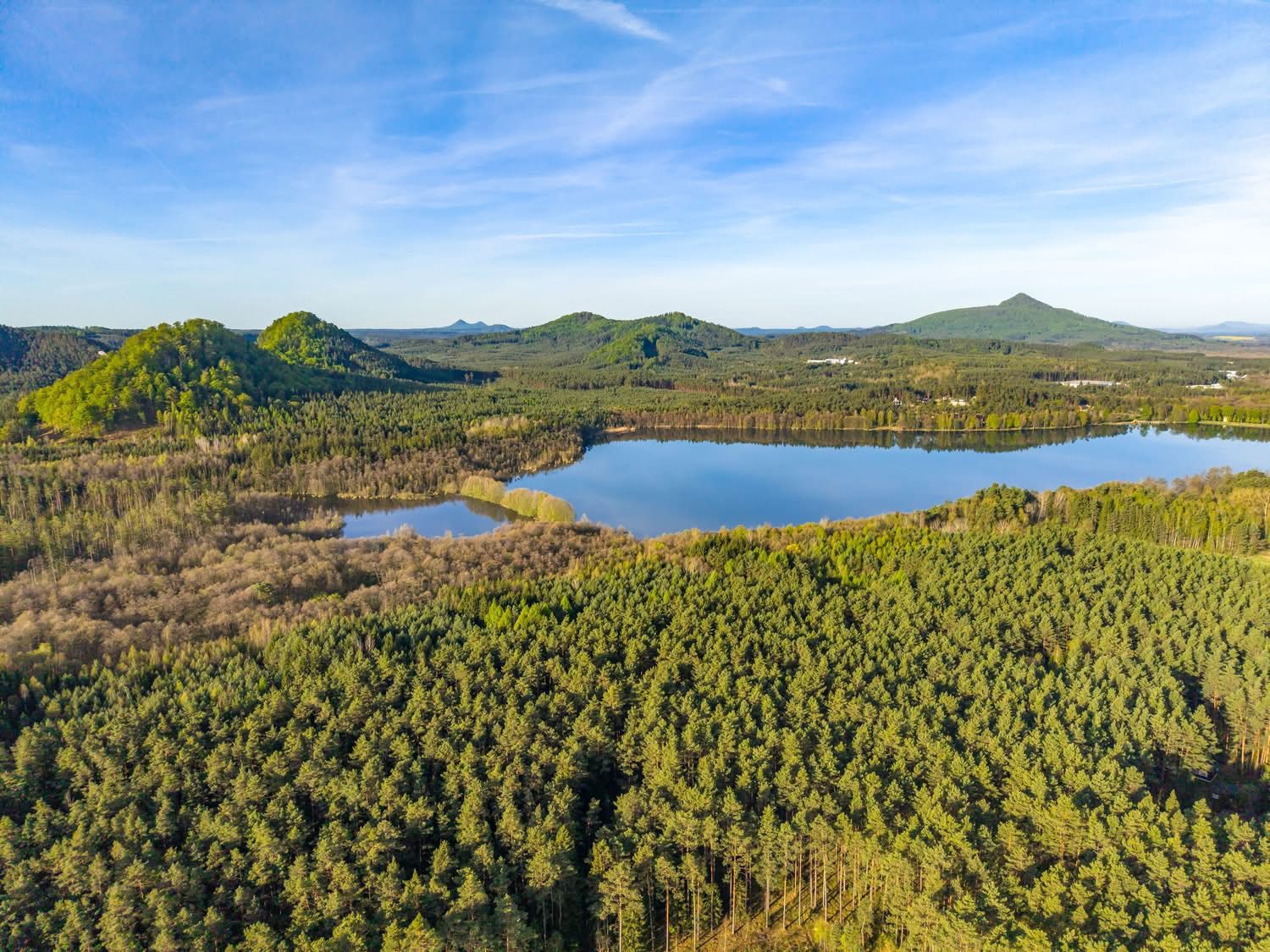 Hamerské jezero se Špičákem, Děvínem i Ralskou pahorkatinou. (foto 3.5.2026 Matyáš Gál)