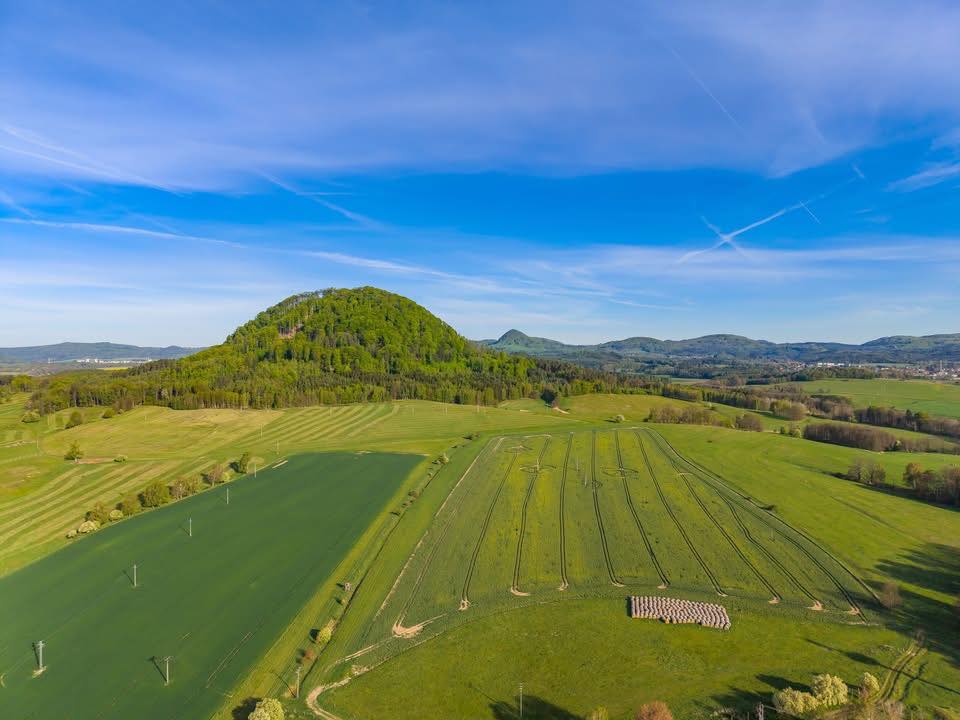 Ortel ( 554 m n. m. ) Jeden z dominantních vrcholů Lužických hor. (foto 3.5.2026 Matyáš Gál)
