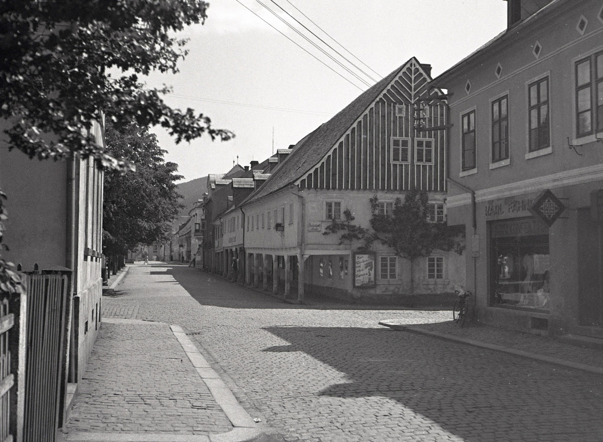 Nové Město pod Smrkem -1935 (archiv J.Peterka)  Po pravé straně dnes Jizeran. Za křižovatkou Mírove náměstí. (komentář V.Hájek)