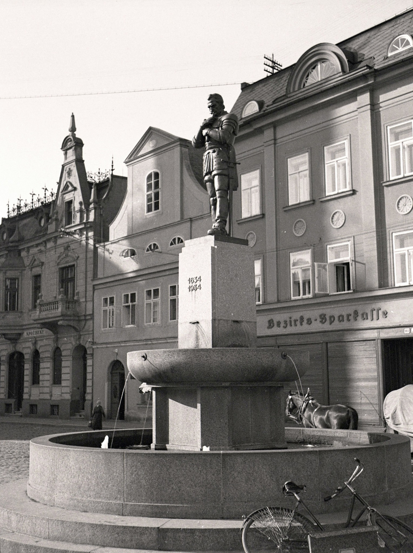 Frýdlant-socha Albrechta z Valdštejna ještě na původní kašně-1935. (archiv J.Peterka)