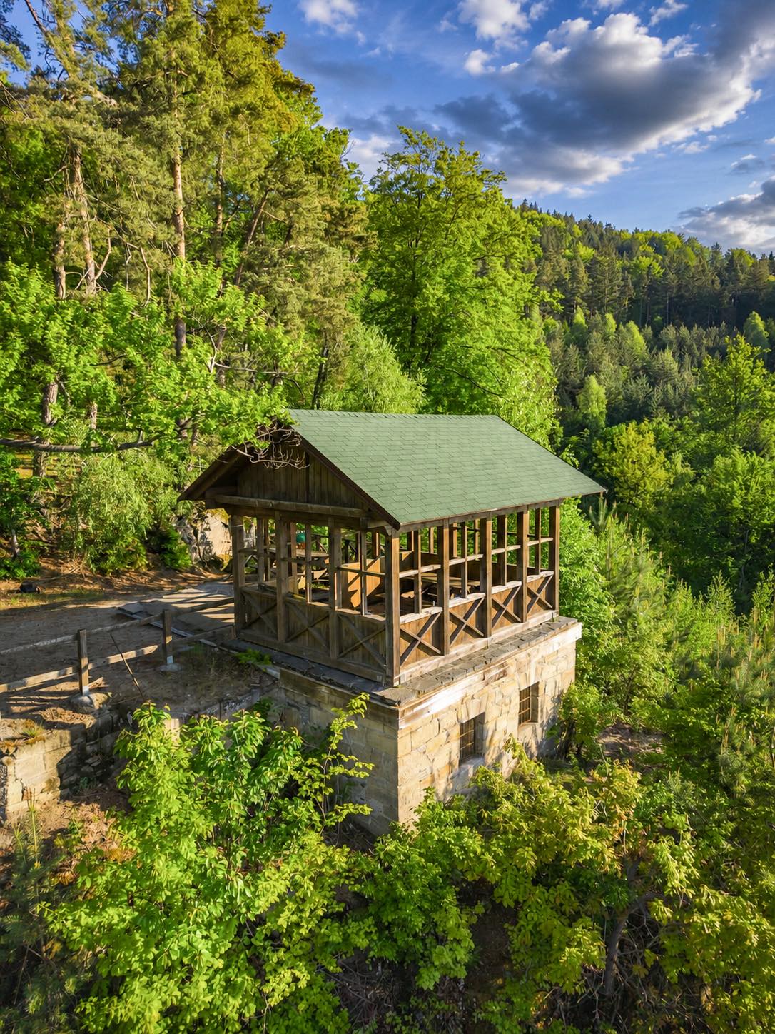 Lužické hory ... Švýcárna ( místo bývalého turistického hostince Švýcarská bouda nad Drnovcem u Cvikova ). foto 10.5.2026 Matyáš Gál