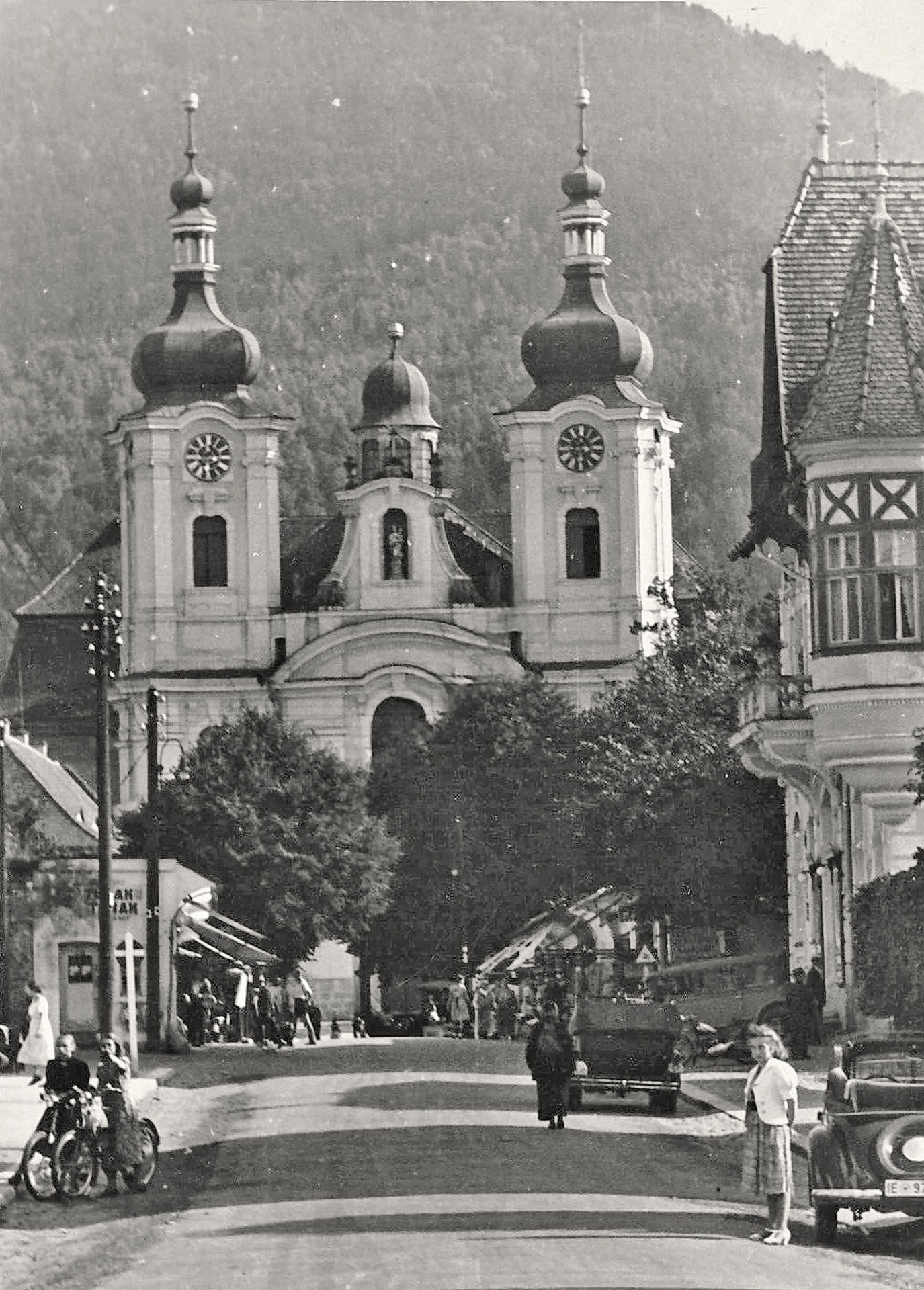 Kostel Navštívení Panny Marie v Hejnicích-1939 Po pravé straně hotel Perun. (archiv J.Peterka)
