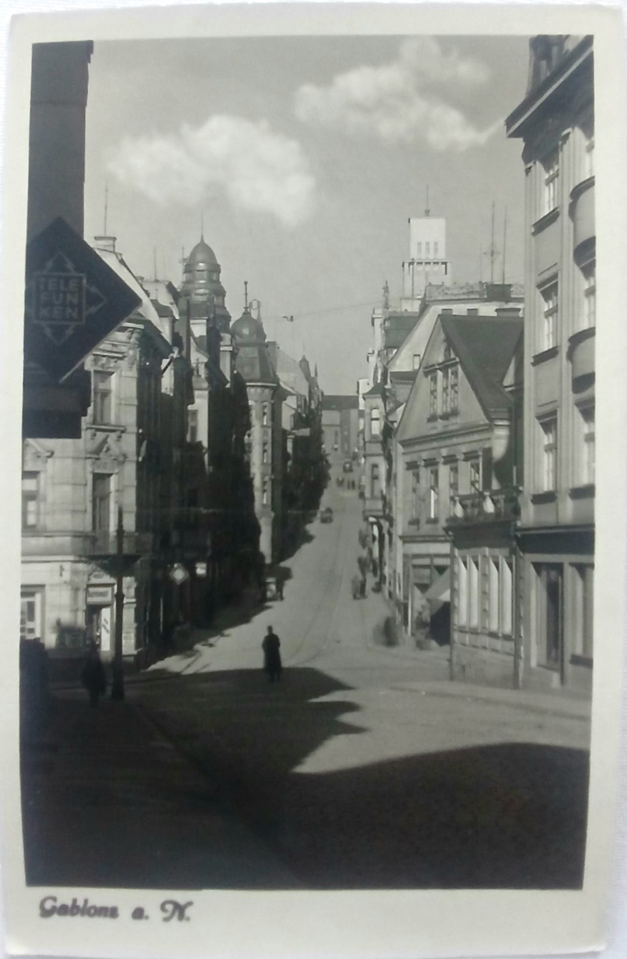 nynější Lidická ulice (Rathausgasse).Nejlepší je vpředu reklama Telefunken. (archiv Václav Honzejk)