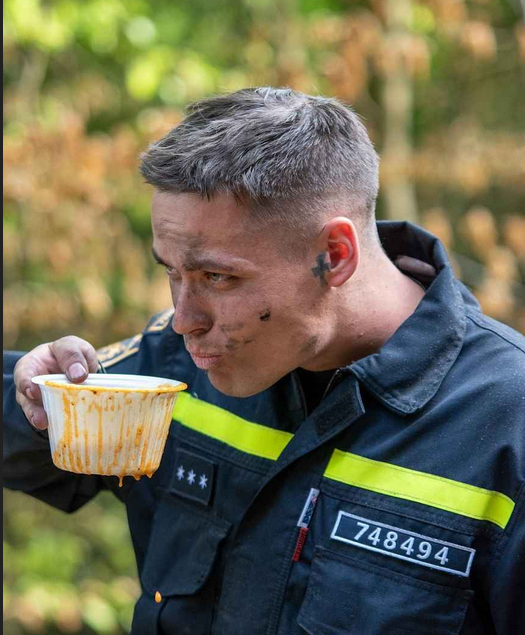 Pokud je čas, jí se alespoň v polních podmínkách.
