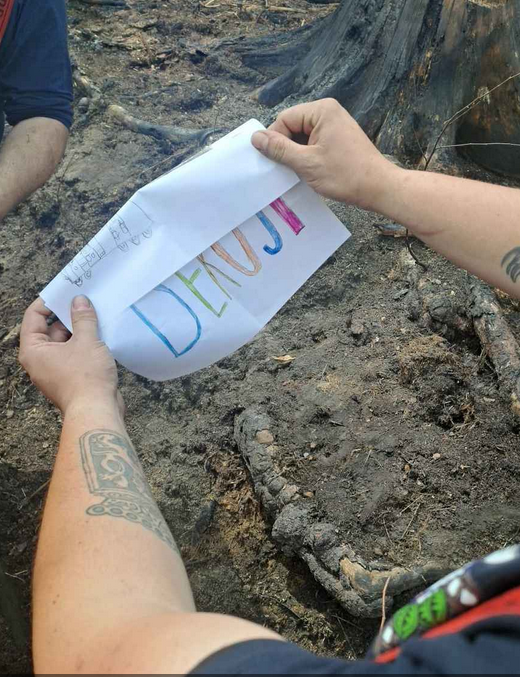 Krásnou odměnou za náročné dny v kouři a plamenech jim byl nejen uhašený požár, ale také zaslané kresbičky žáčků ze základky v Kamenickém Šenově. Hasiče moc potěšily.