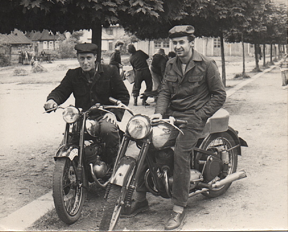 Na náměstí se suší seno, v pozadí stavební bouda sloužící ke stavbě kina a místní borci na motocyklech československé výroby Jawa a ČZ. Psal se rok 1956.😎🏍️🛵MN (vlevo pan Jan Erlebach,Horní Rokytnice nad Jizerou čp.504(tatínek pana Romana Erlebacha),vpravo pan Miroslav Martínek,H.Rokytnice nad Jizerou čp.174(manžel paní uč.Martínkové Evy) komentář Marie Dědečková)