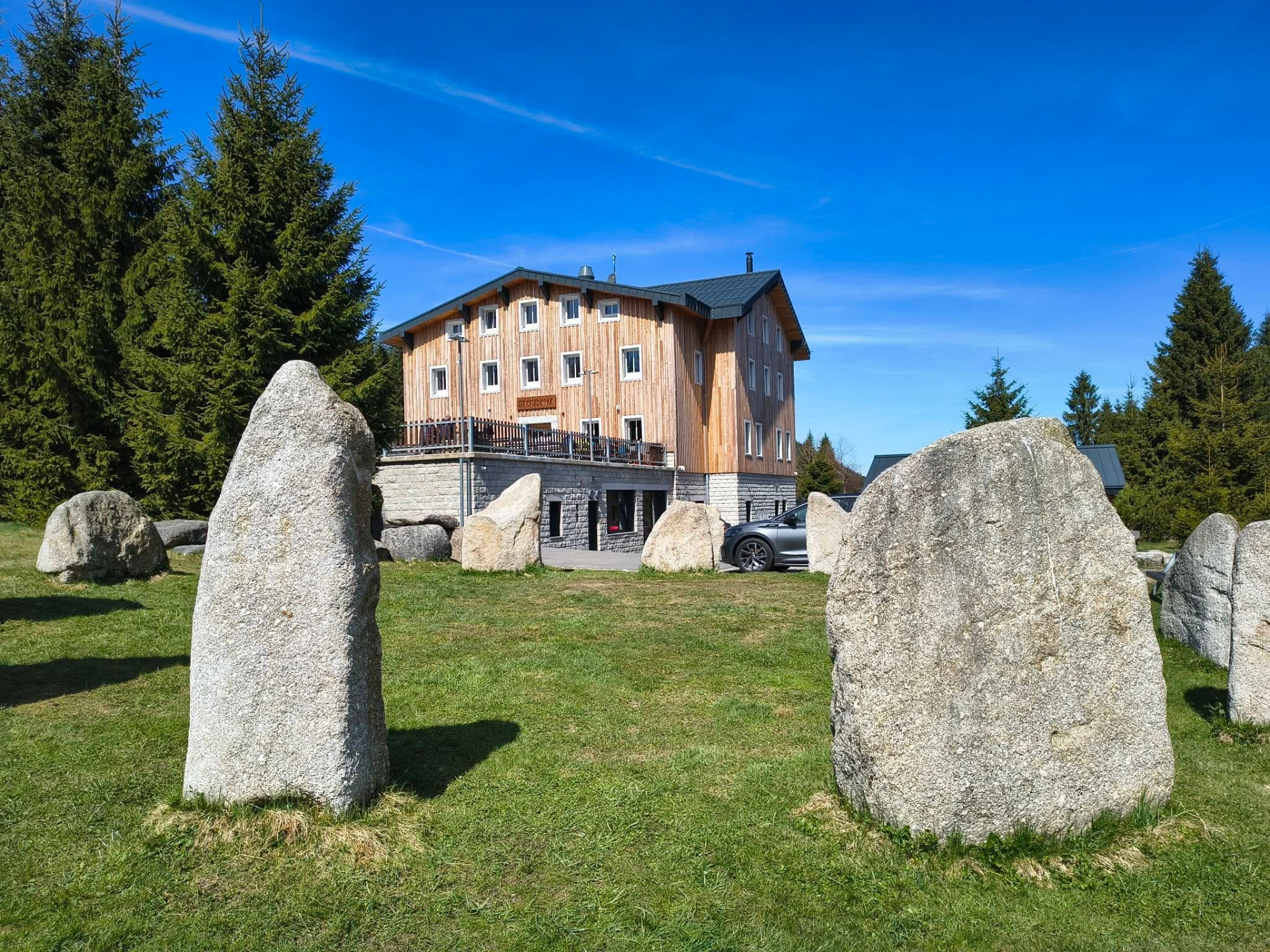 Chápu, že hosté vyžadují komfortní ubytování, ale stará Smědava zapadala do starého srdce Jizerek lépe (autor fotografie a komentáře Šárka Kubínová)