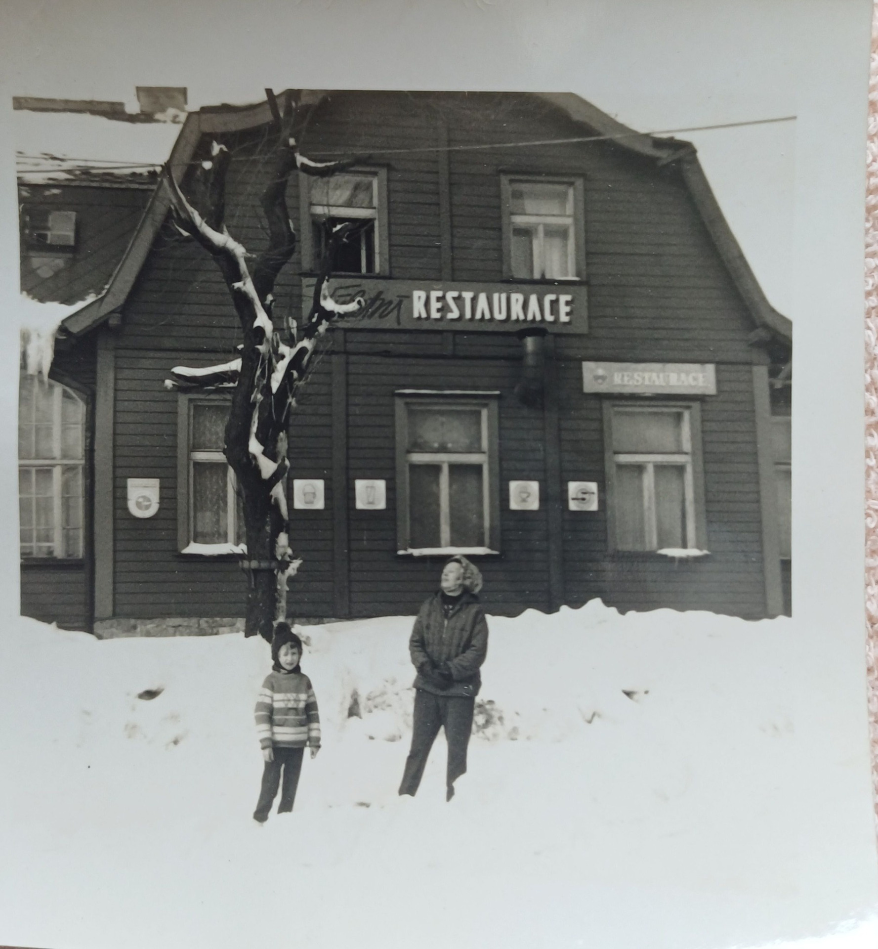 Fotka je z přelomu 60. a 70. let (v popředí jsem já s maminkou). (archiv Hany Primusové)
