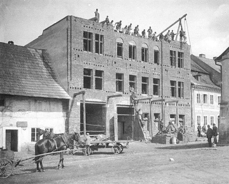 Na fotografii se přestavuje dům č.p. 63, ve kterém se v posledních letech nacházel hotel Cleopatra, Paradis a dnes je zde Bohemia Inn Hotel. (zdroj: Regionální turistické informační centrum Turnov)