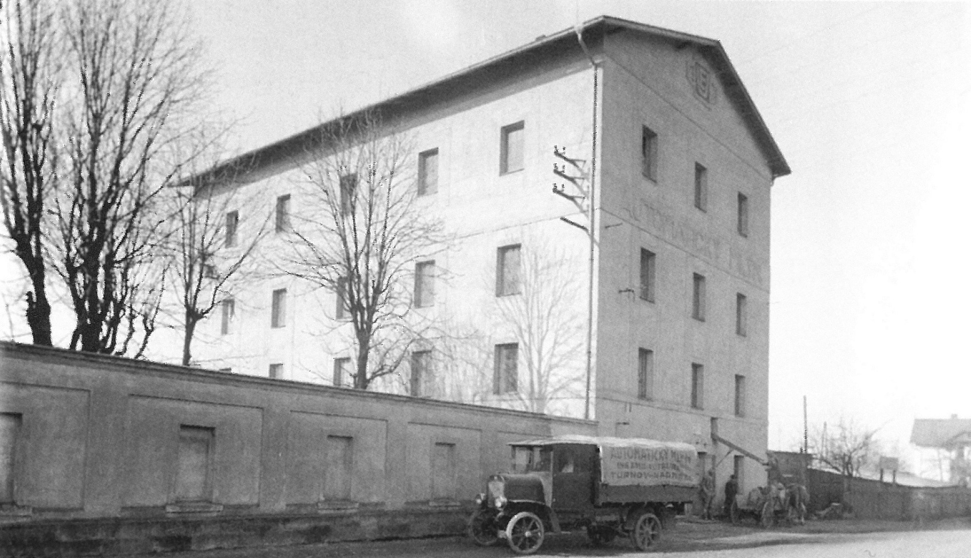 Na dnešní historické fotografii se podíváme do Nádražní ulice. Veliká budova na obrázku je právě nově vystavěný mlýn Emila Votrubce na elektrický pohon (čp. 1120) z roku 1920. Dnes se zde nachází prodejna potravin „Ve Mlejně“, upomínající ve svém názvu na původní účel budovy. Zdroj: David Marek - publikace "Z Velkého Turnova"