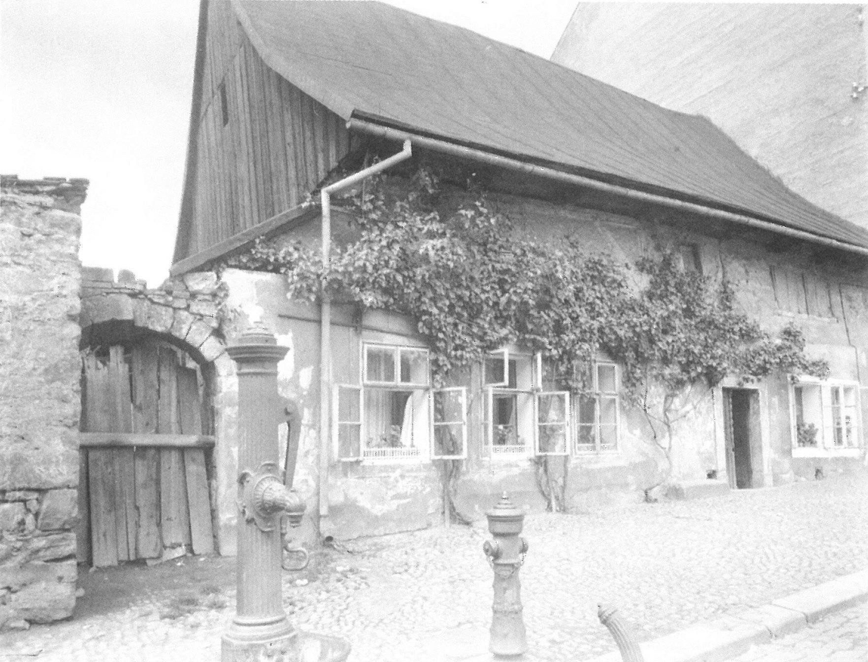 historická fotografie nás zavede do ulice 5. května a to konkrétně k jedné budově proti Havlíčkovu náměstí. Toto stavení stávající mezi hotelem a klášterní zahradou mělo hrázděné patro a bylo zde do roku 1929, kdy ho nahradil dvoupodlažní dům. 🙂🏠 Kdysi před tímto stavením stávala kašna, později pumpa a hydrant, jak je patrné z fotografie a posléze trafika, na jejímž místě dnes najdete průchod klášterní zahradou spojující ulici 5. května s městským parkem. 😊 Zdroj: MAREK, D.: Z Velkého Turnova – Podoba města v časech nedávno minulých