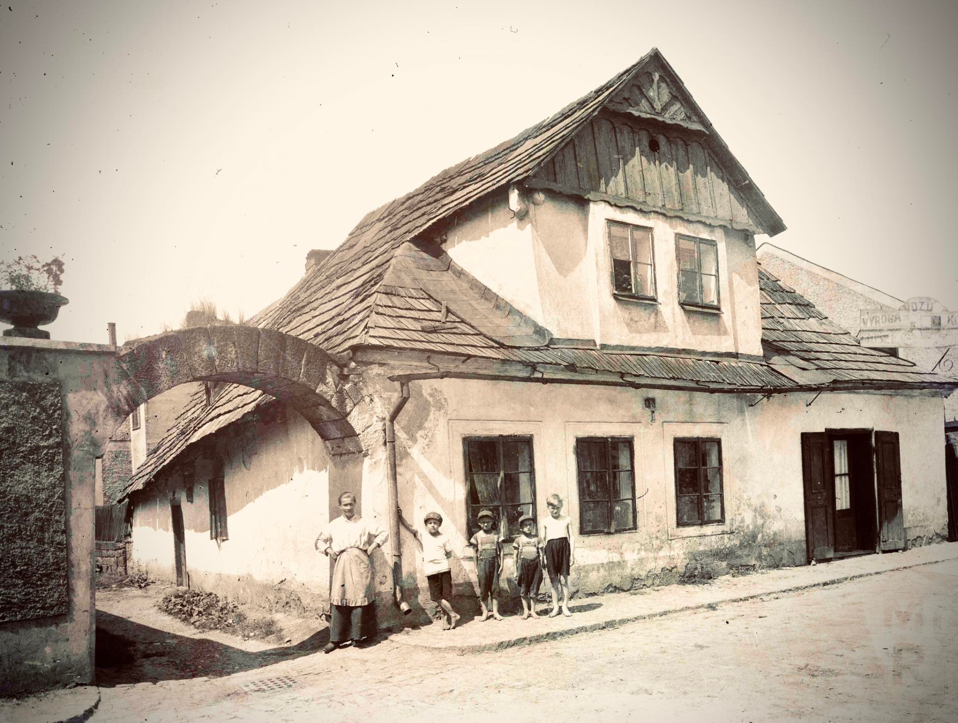 Trávnice, Krajířova ulice, dům čp. 485. Ve dvoře domu postavena dílna čp. 546 – Josef Pýcha (kovářství, výroba vozů a kočárů). Dnes zde zahrada domu a průchod na most z Trávnice na autobusové nádraží. 20. léta 20. století Zdroj: Muzeum Českého ráje v Turnově