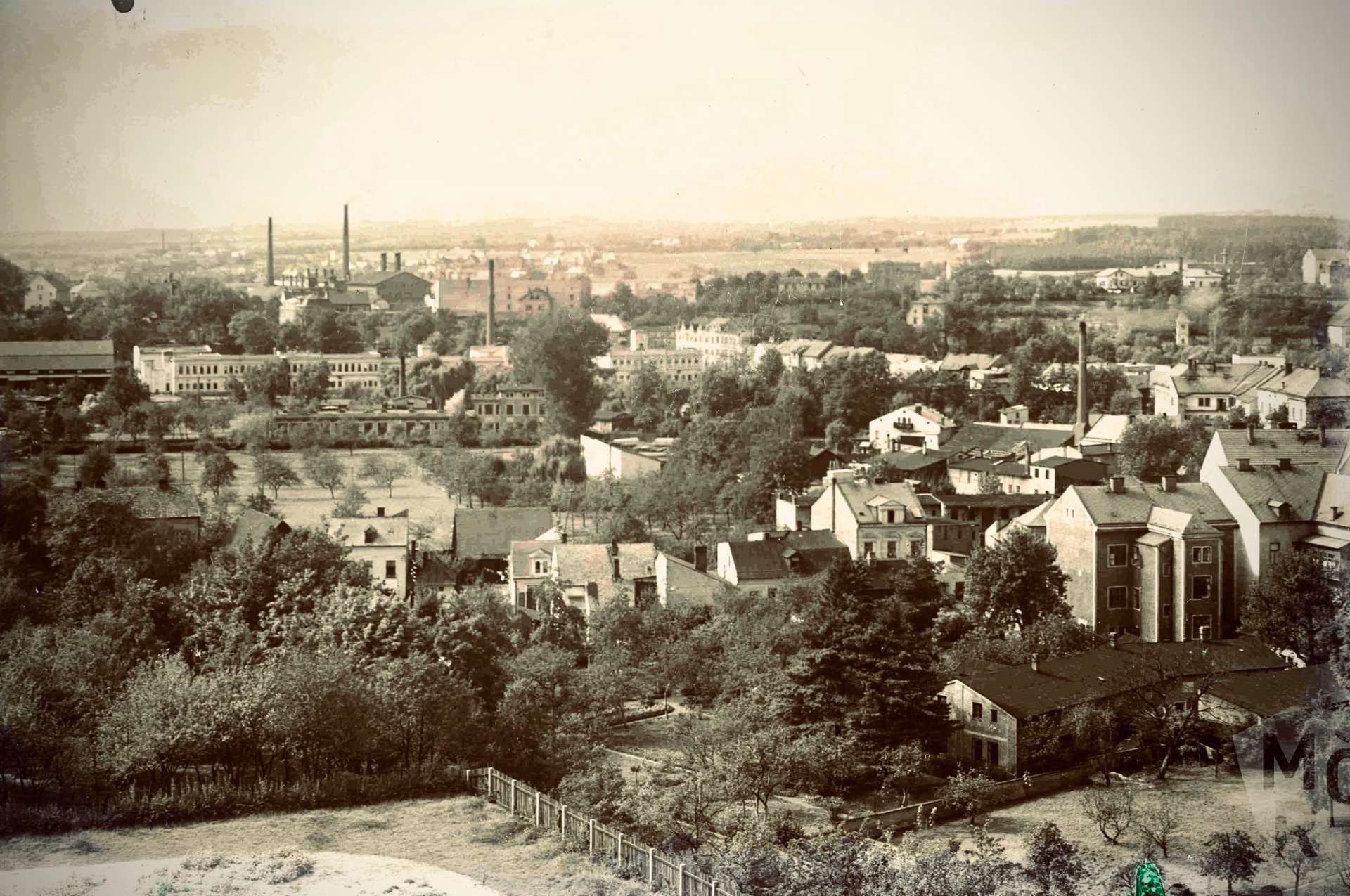 Turnov. Celkový pohled na město z Výšinky (od budovy gymnázia). Vpravo v popředí zahrada Jana Maye s brusírnou a Sobotecká ulice. Na horizontu dominantní Aehrenthalská cihelna na nádraží. Popis od fotografa na negativu: Turnov, 1930 Zdroj: Muzeum Českého ráje v Turnově