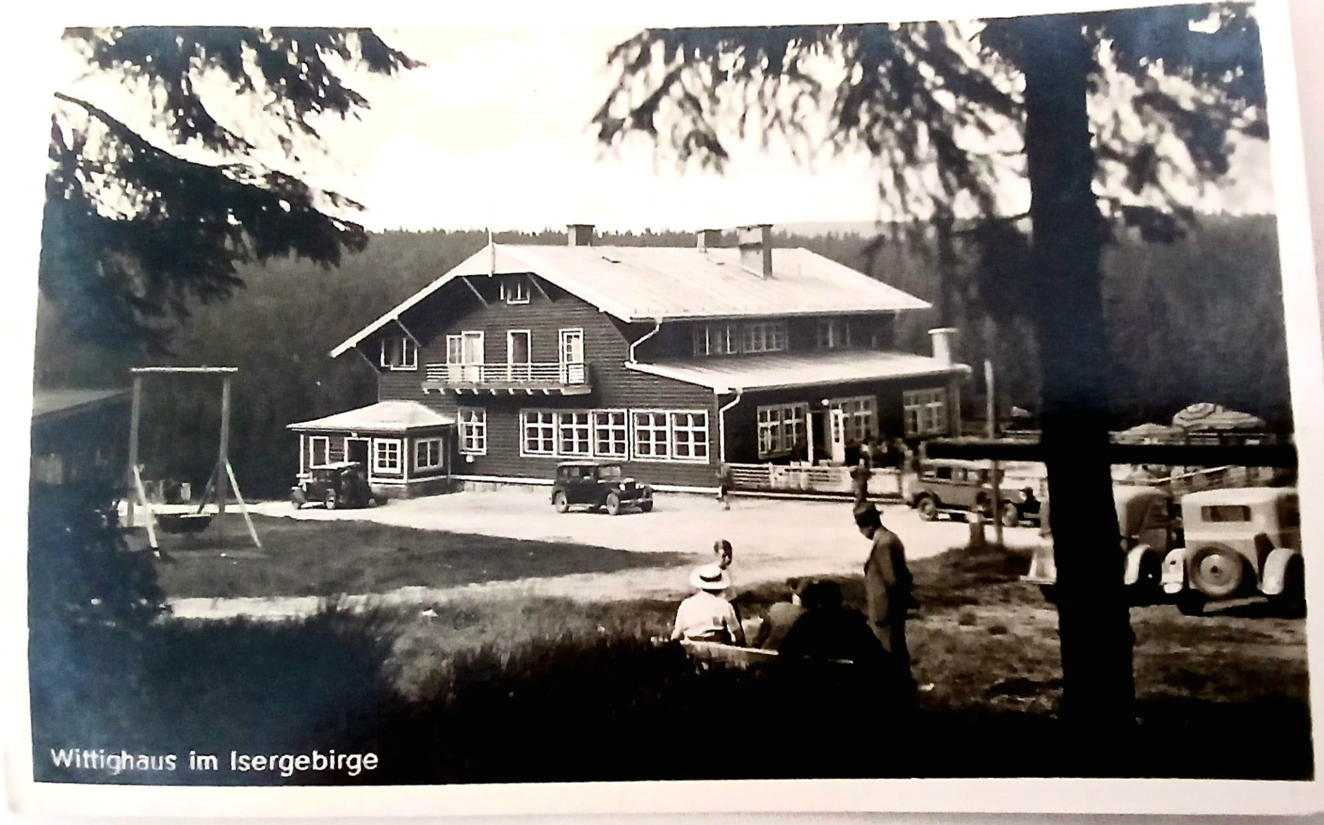 Wittighaus (Smědava) od hejnického fotografa Augstena.Mám jich několik,ale s houpačkou nalevo a s lidičkama sedícíma na lavičce jsem ještě neměl. (archiv V.Honzejk)