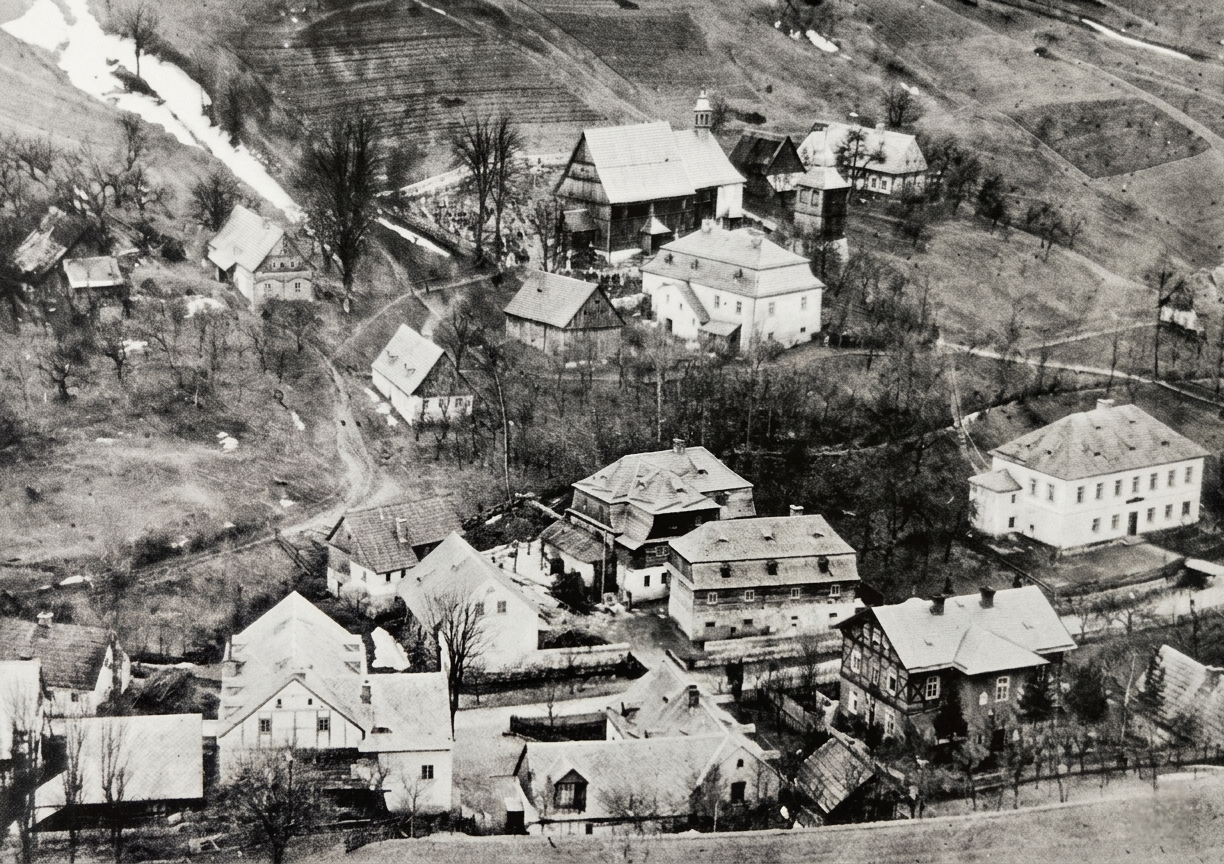 Střed Kryštofová Udolí na jednom z nejstarších známých snímků z přelomu   19. a 20. století. Zcela vpravo škola   (dnes hostinec U Kryštofa),   v pravém dolním rohu nynější obecní úřad, protí němu budovy obou mlýnů   i obydlí mlynář