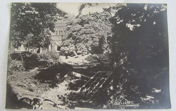 Spoušť na zahradě Umannovi vily po přetržení přehrady na Bílé Nise roku 1916. (archiv V.Honzejk)
